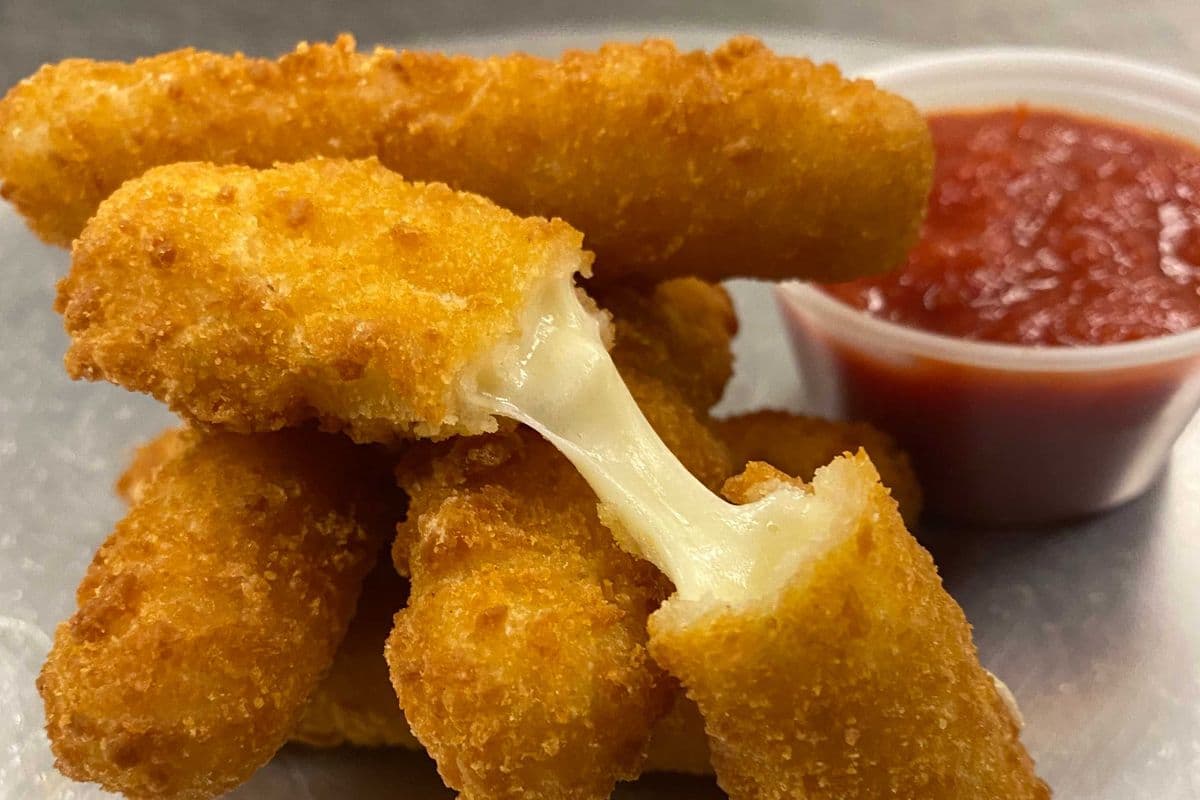 Mozzarella Sticks (6 pcs)