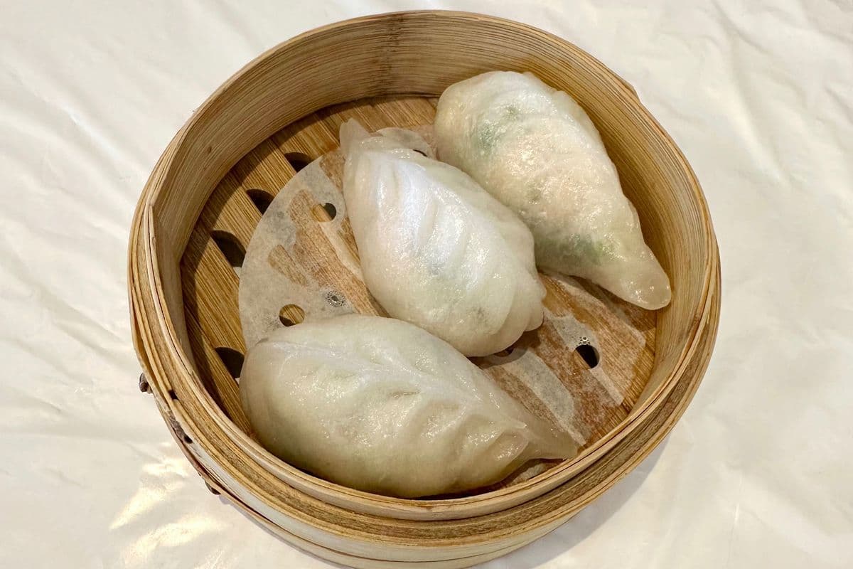 A13. Dumplings à vapeur au porc, aux légumes et crevettes (3 mcx) / Steamed Pork, Vegetable, and Shrimp Dumplings (3 pcs)