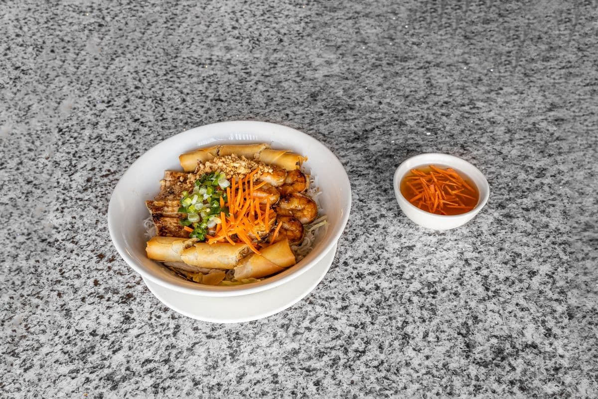 94. Charbroiled Shrimps (6 pcs) and Spring Rolls on Rice Vermicelli