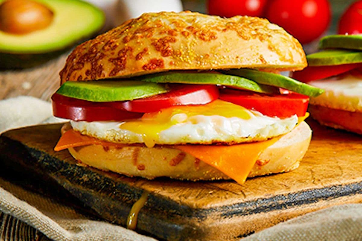 Power-Up Breakfast Bagel (20 g Protein)
