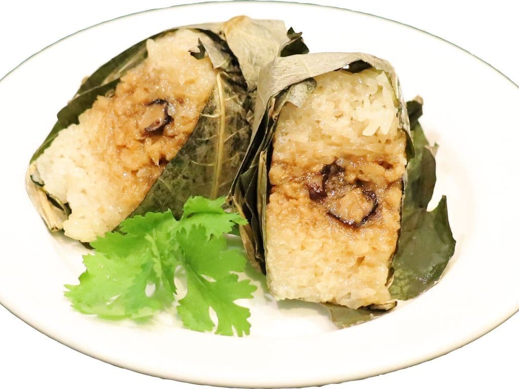 D30 Sticky Rice Wrapped in Lotus Leaf 素糯米雞G (1PC)