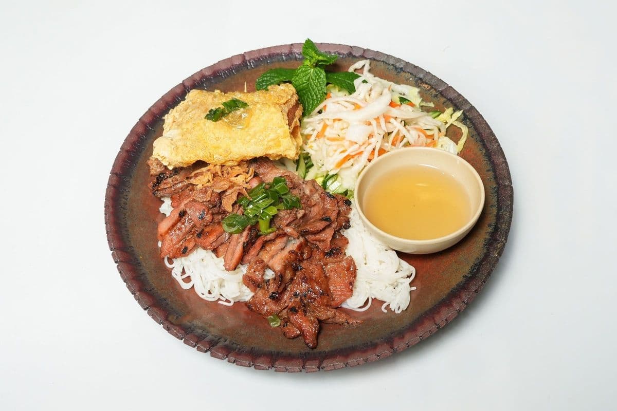 504. Grilled Meat & Pork Spring Roll Vermicelli (Bun 1 Loại, 1 Cha Gio)