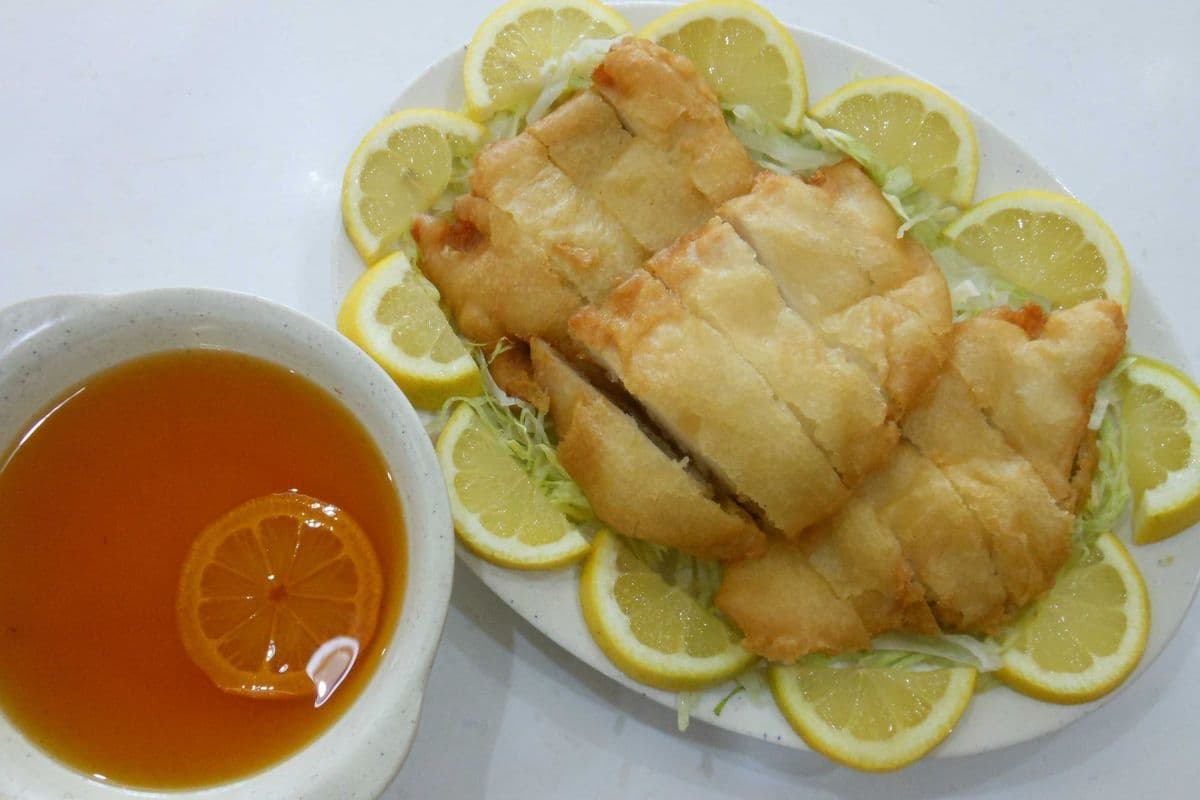025 Deep-Fried Boneless Chicken Slices with a Tangy Lemon Sauce 檸檬炸酥雞
