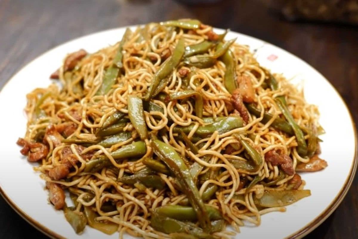 Noodles with String Beans and Pork (扁豆焖面)