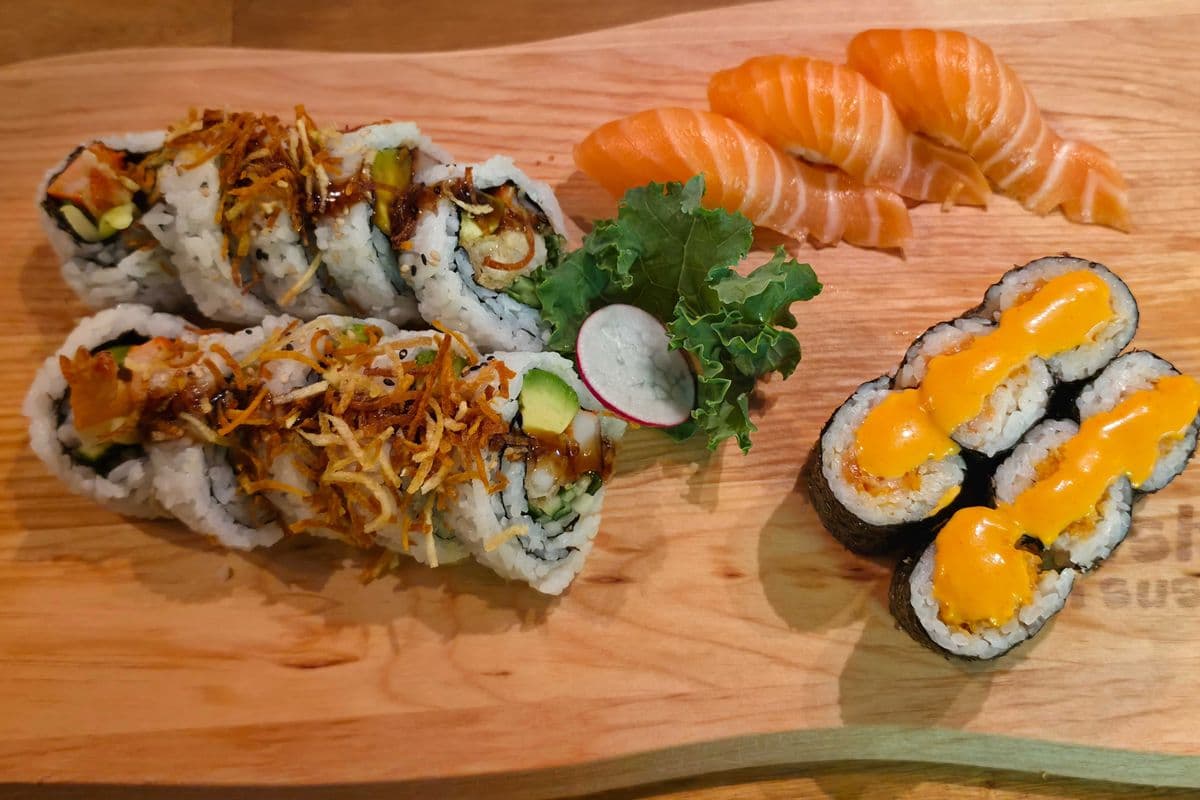 DS1. Dynamite Roll 10 pcs, Spicy house roll 6pcs, Salmon Sushi (3pcs)