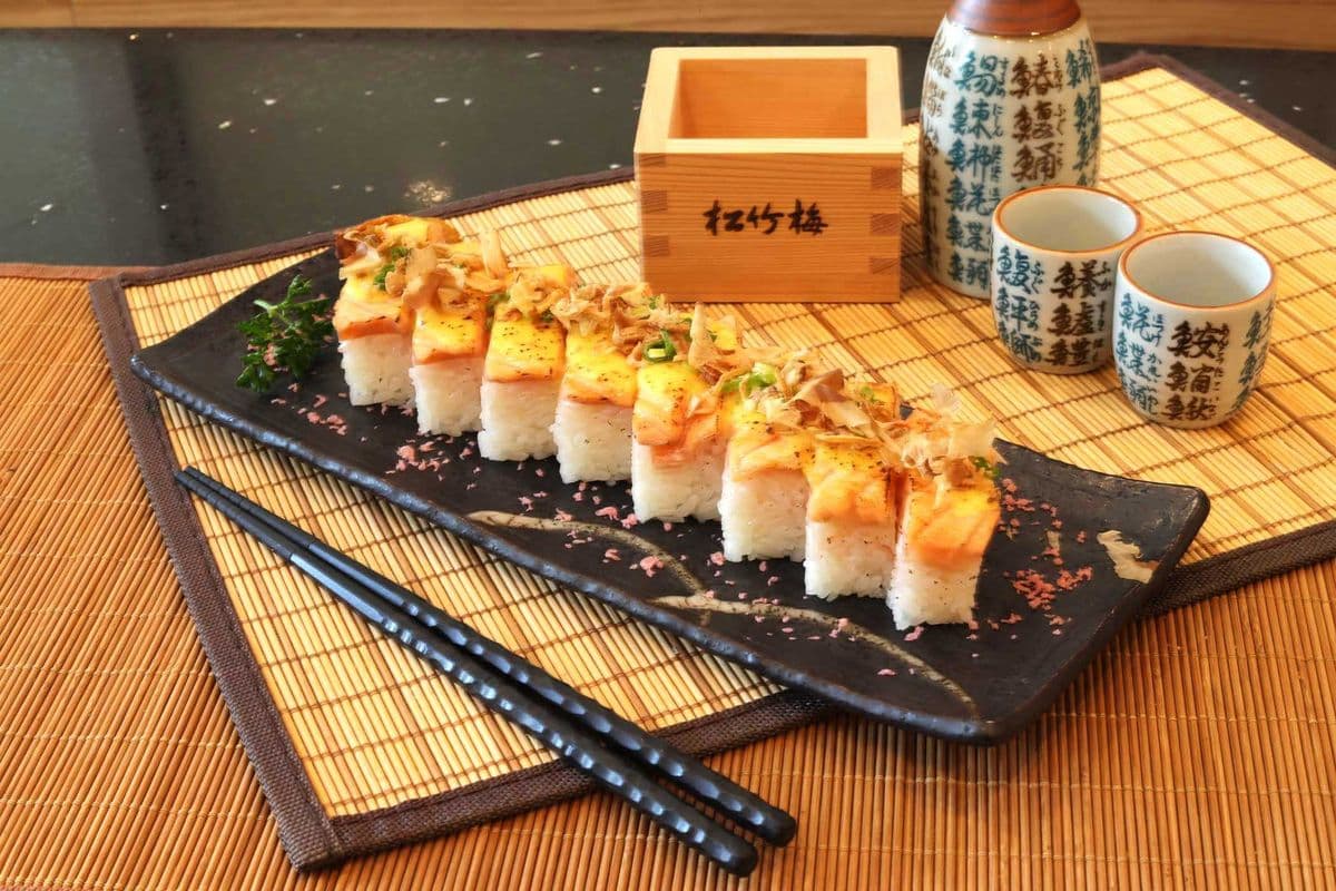 H01. Salmon Oshizushi (8 pcs)