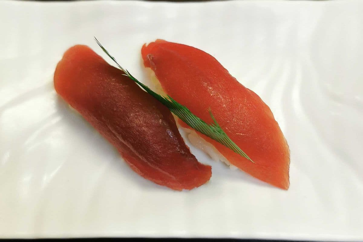 Tuna Sushi (2 pcs)