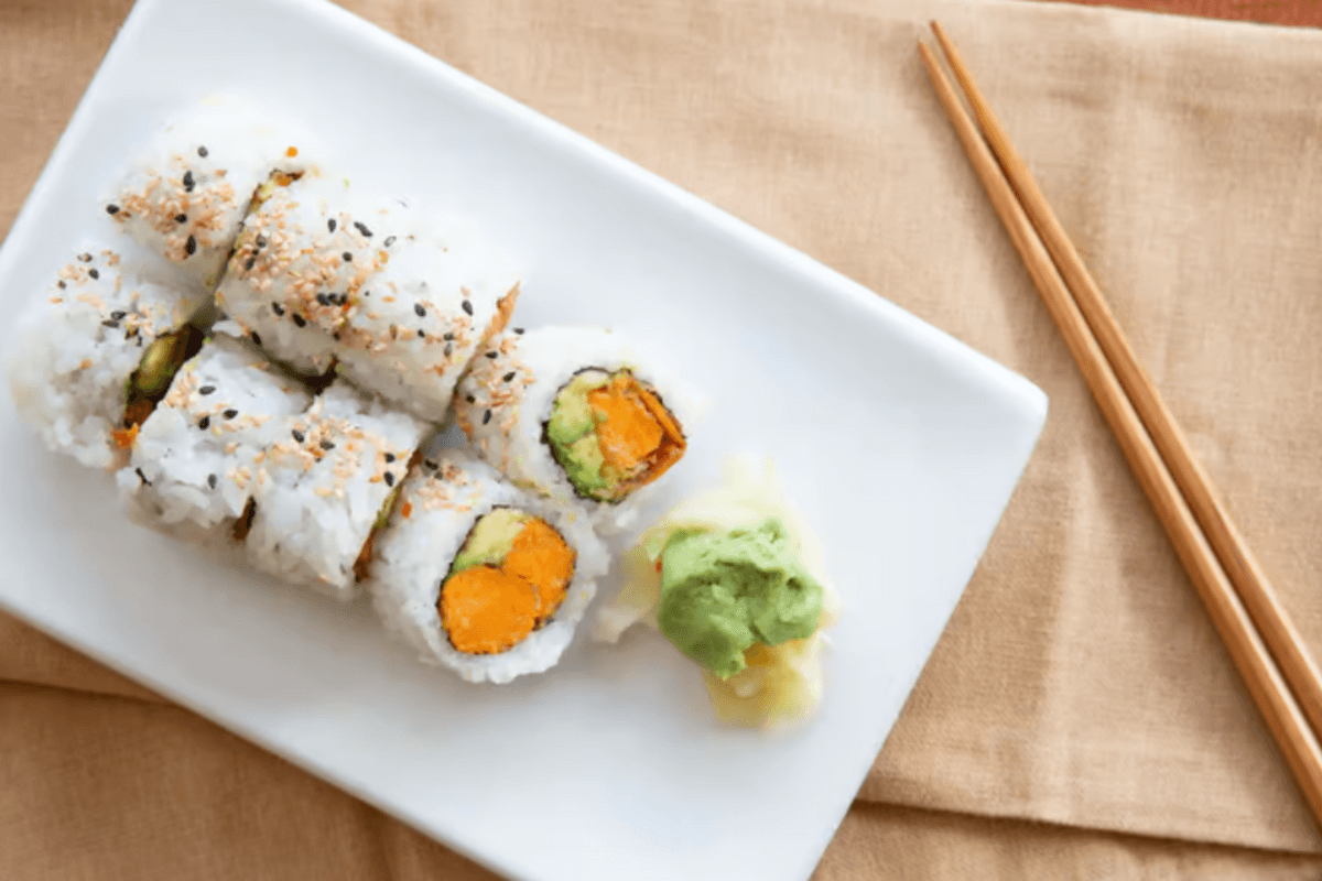 R28. Yam and Avocado Rolls (8 pcs)