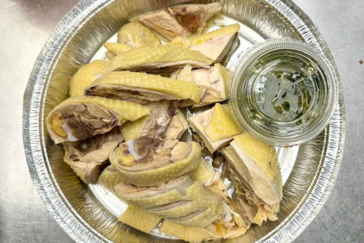 Poulet à la vapeur avec sauce aux oignons et gingembre (1/2) / Steamed Chicken with Ginger Scallion Sauce (1/2)