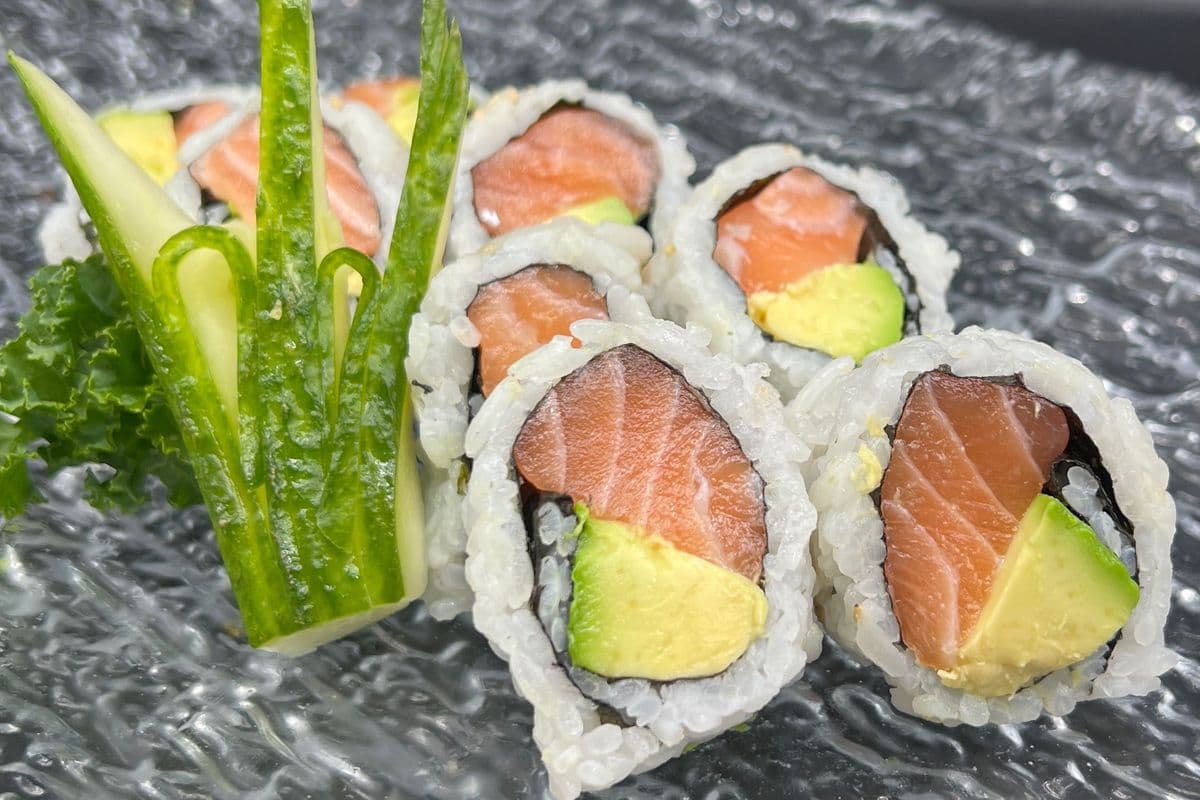 R11. Salmon Avocado (8pcs)