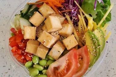 Bol poké au tofu frit