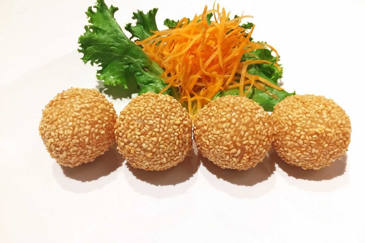 D16. Deep Fried Sesame Balls (4 pcs)