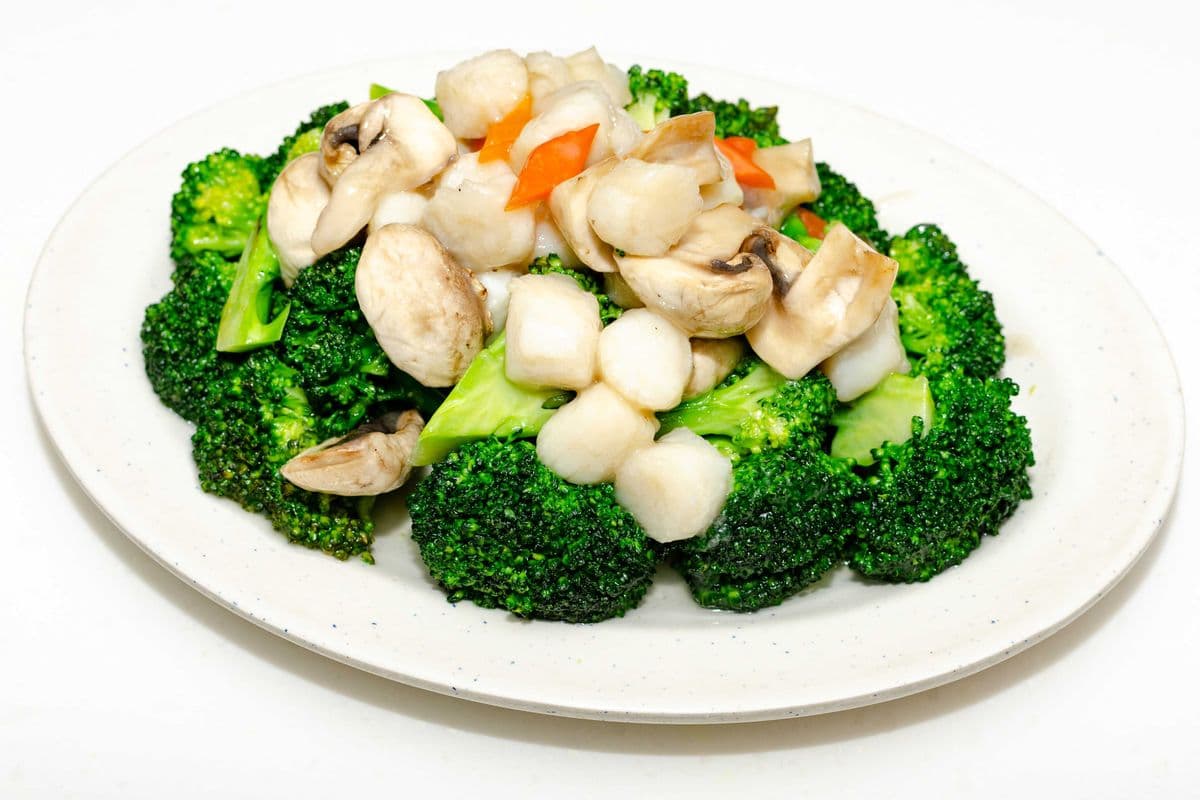 017 Sauteed Scallops with Broccoli 碧綠炒帶子