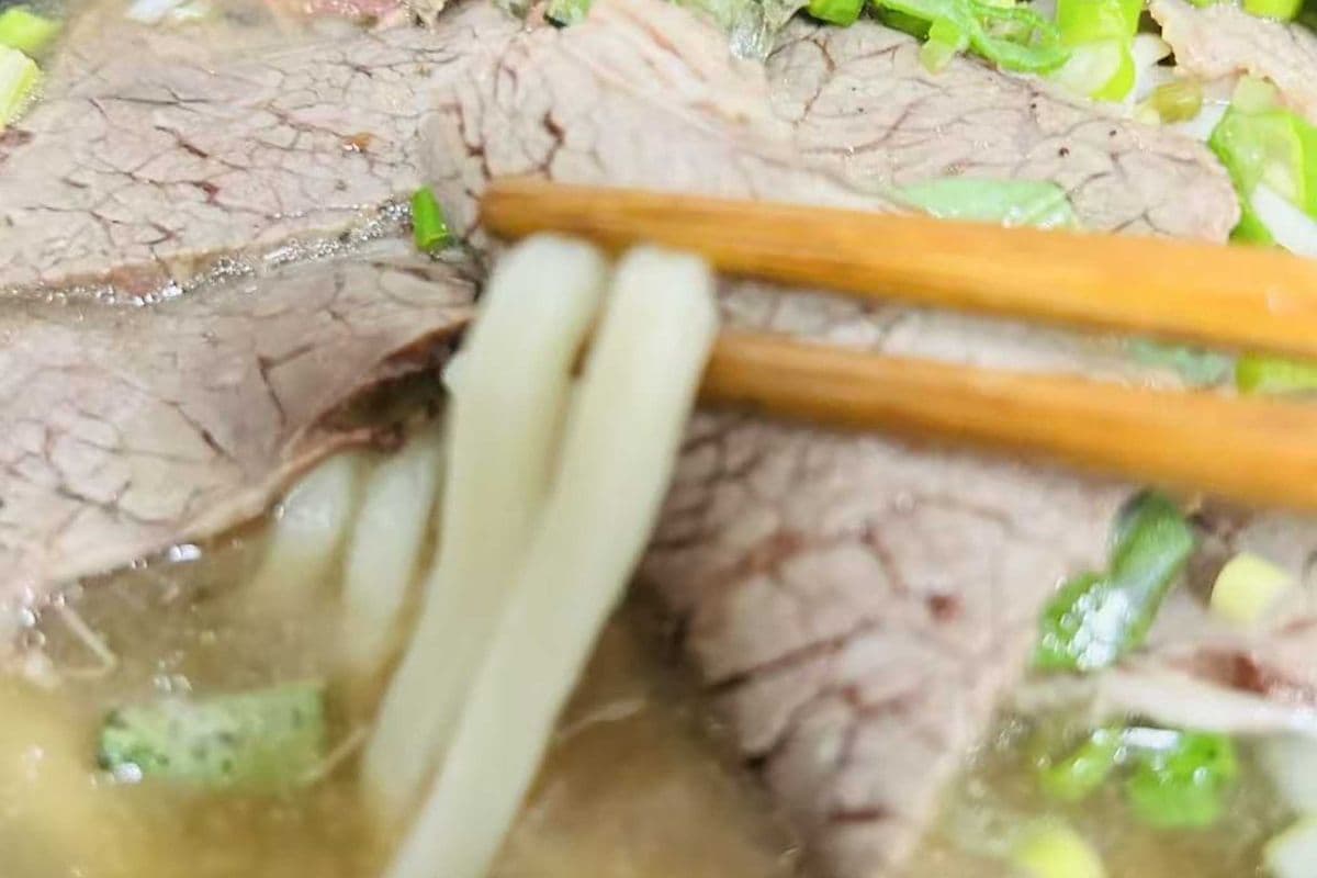 S8. BEEF UDON SOUP 牛肉乌冬汤