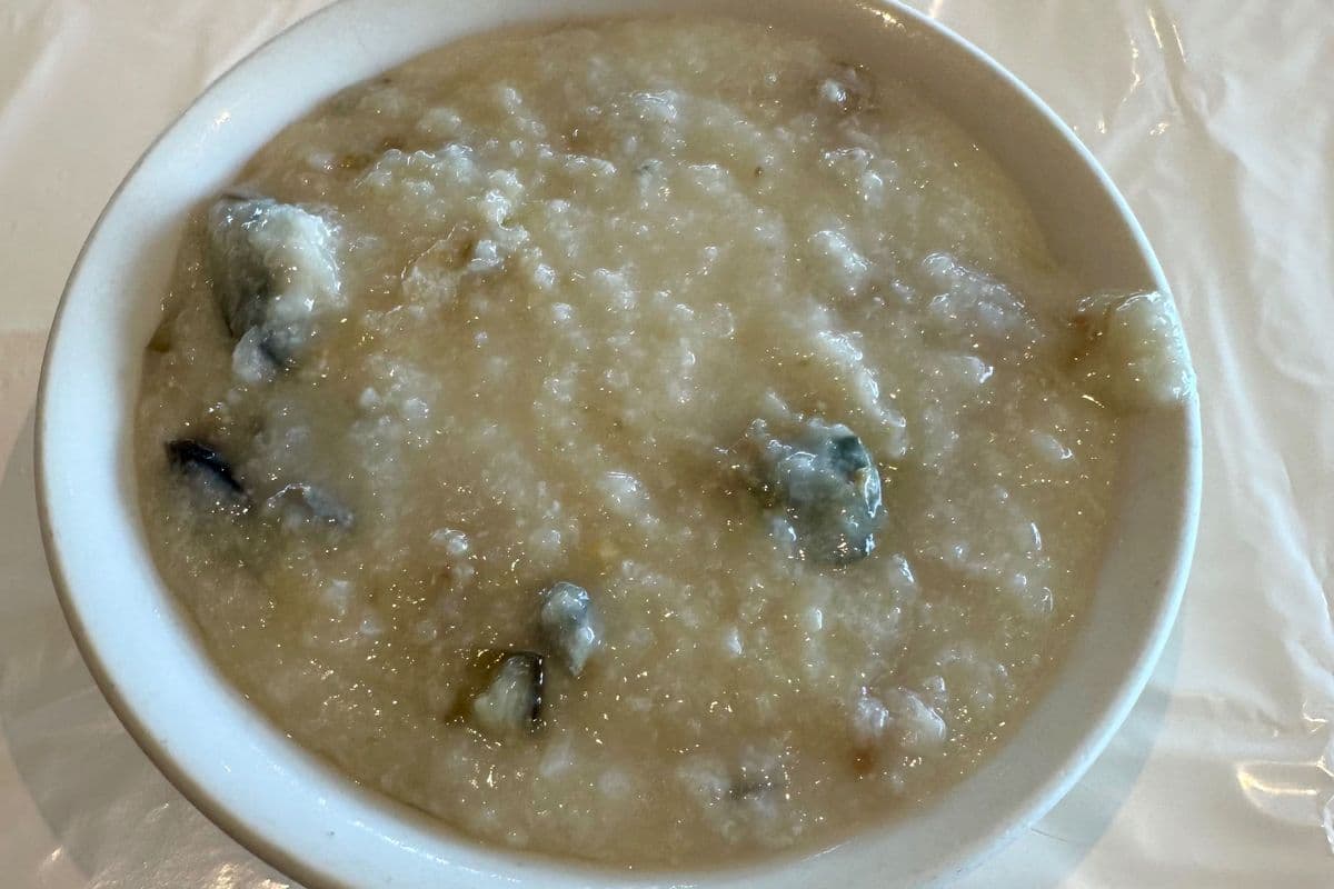 Mince pork and preserved eggs (black eggs) with rice congee. 皮蛋瘦肉粥