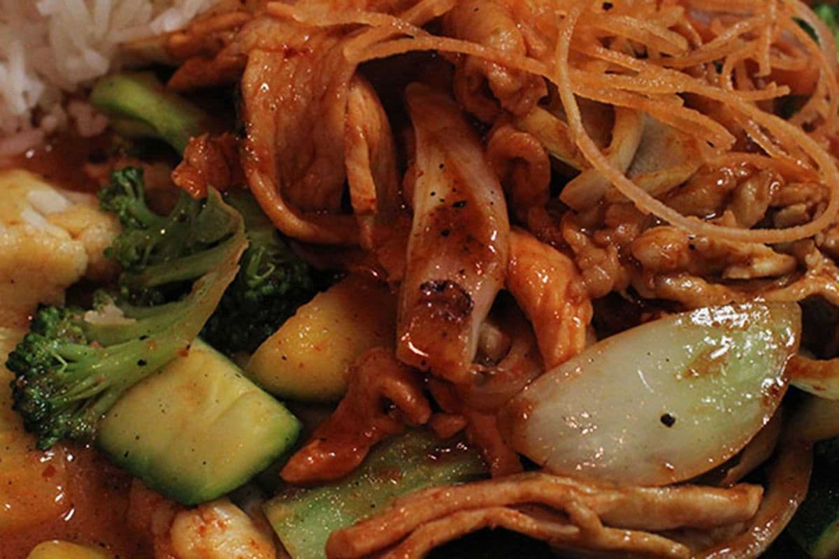 T7A. Poulet et crevettes à la sauce cari et lait / Chicken and Shrimp Curry, Coconut Milk, and Vegetables