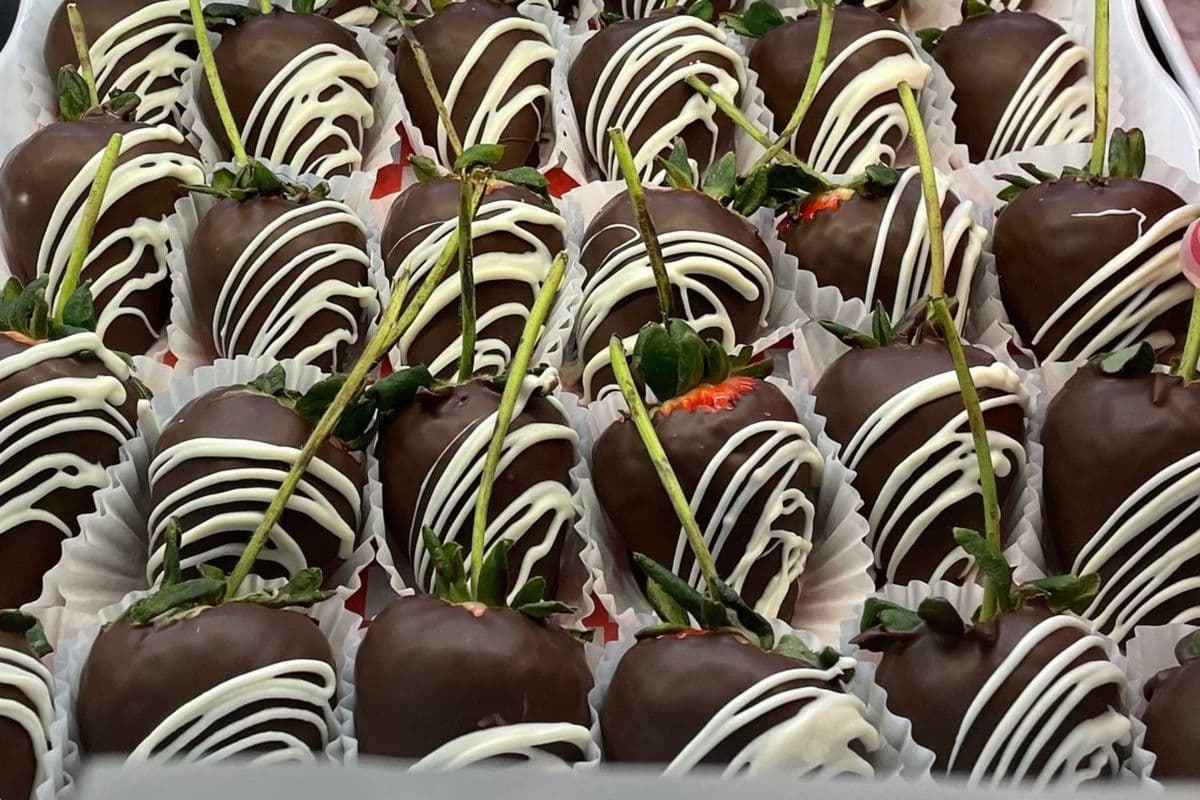 Chocolate Dipped Strawberries - 1 Dozen (12 pcs)