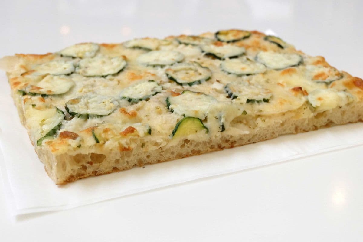 Pizza courgettes, oignons et fromage mozzarella