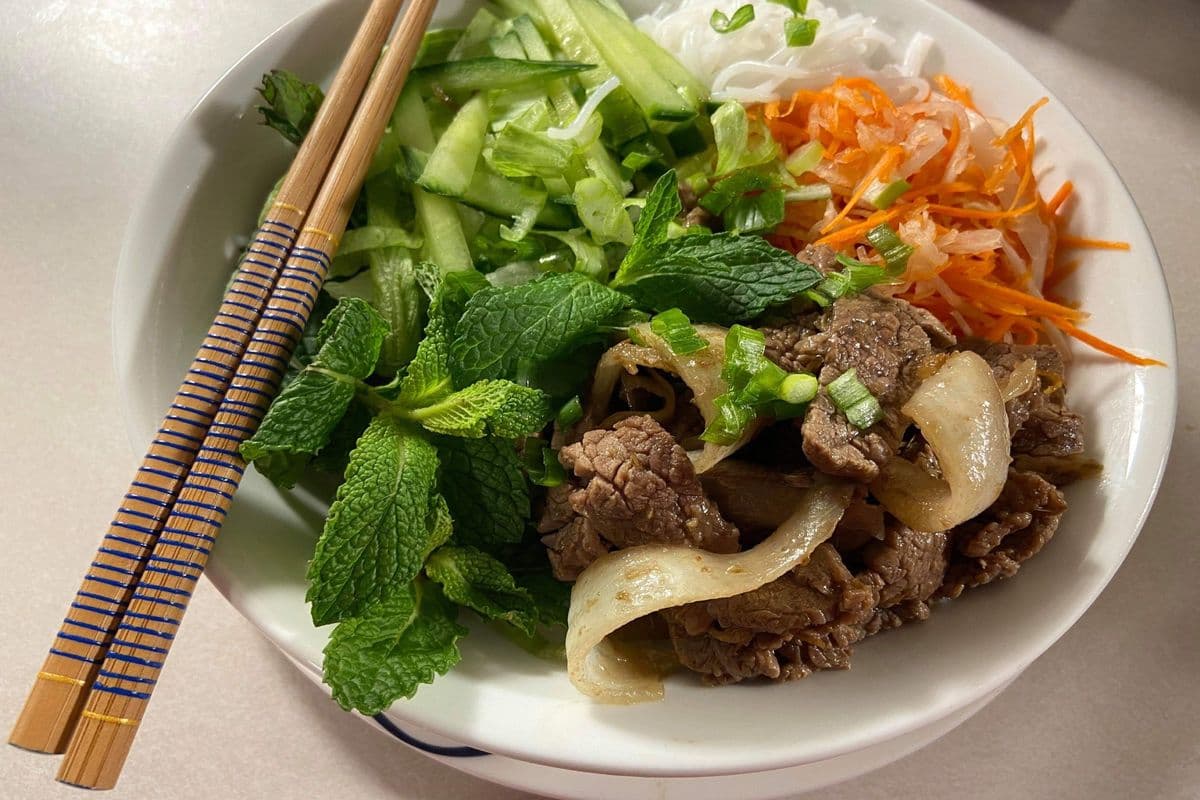 B3. Stir-Fry Beef-Lemongrass-Onion with Vermicelli / Bún Thịt Bò Xào