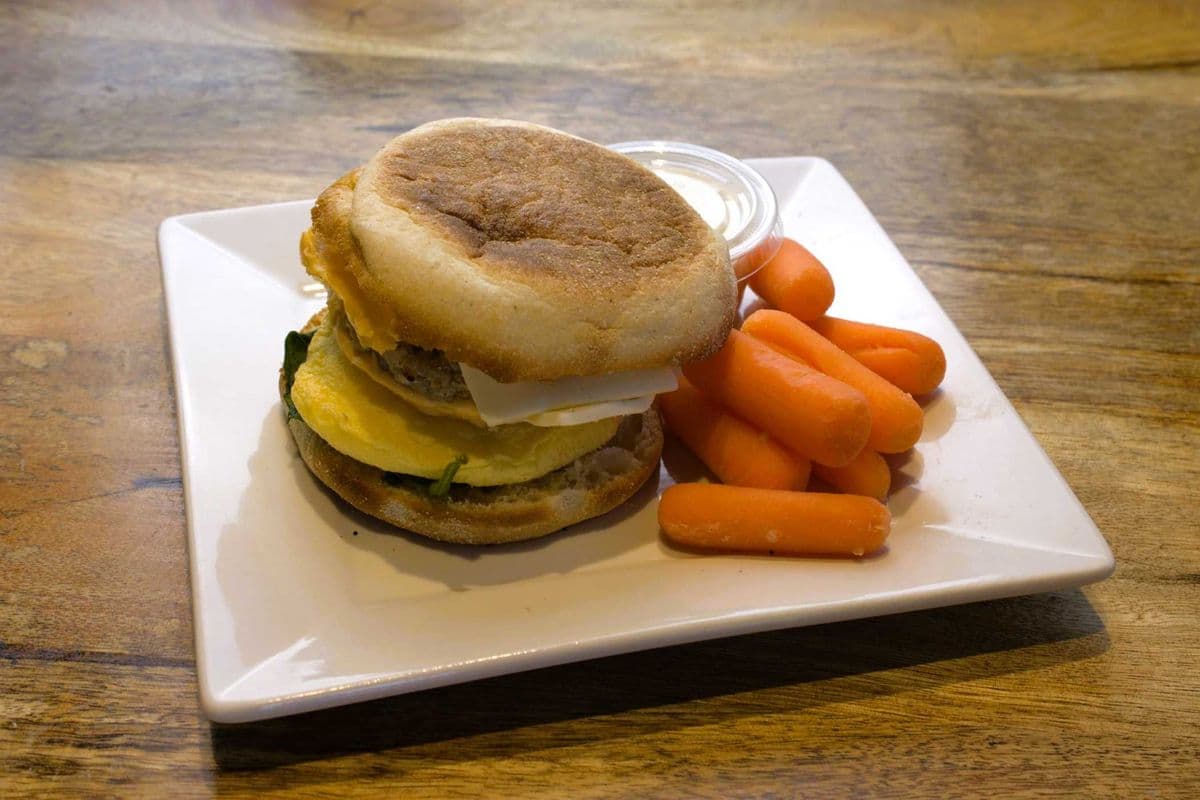 Muffin anglais avec oeuf-fromage-saucisse / English Muffin with Eggs-Cheese-Sausage