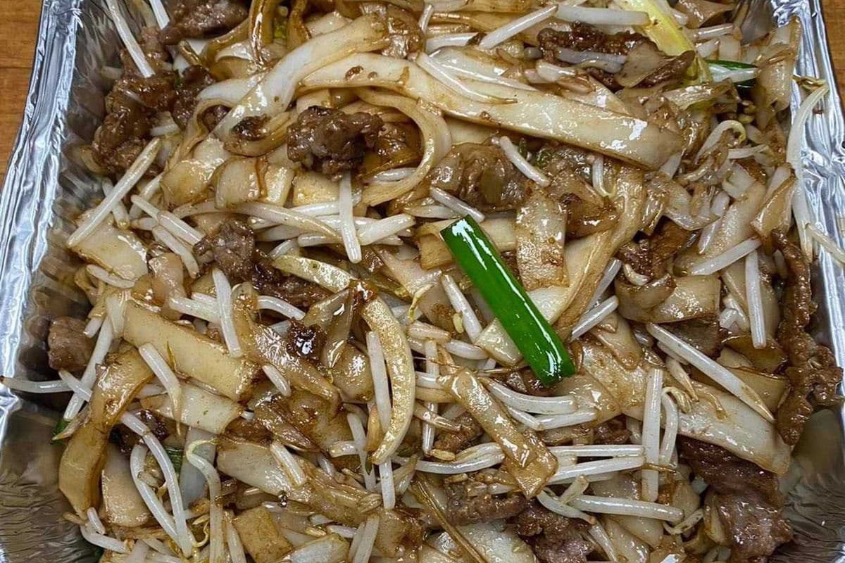 69B. Sliced Beef and Mixed Veggie with Rice Noodle  Ho Fan)