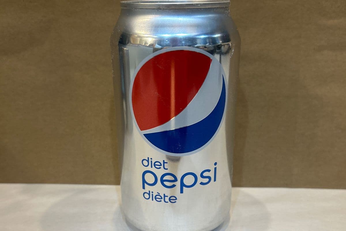 Diet Pepsi in can. (355 ml.)