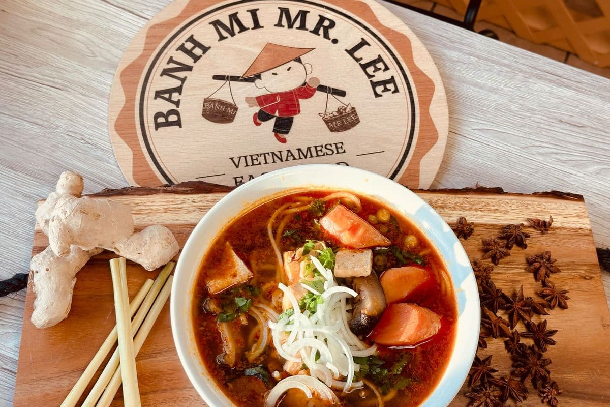 45/ Tofu Vegetable Spicy Rice Vermicelli Noodle Soup / Bún Bò Huế Chay