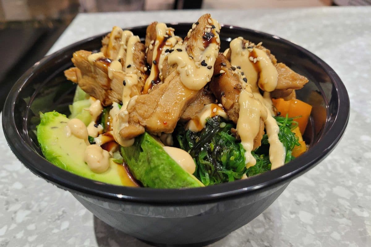 P9 . Poké aux poulets grillés