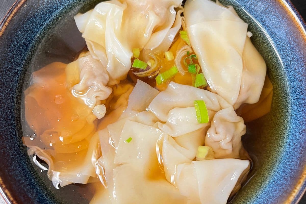 202. Wonton Soup (8 pcs)