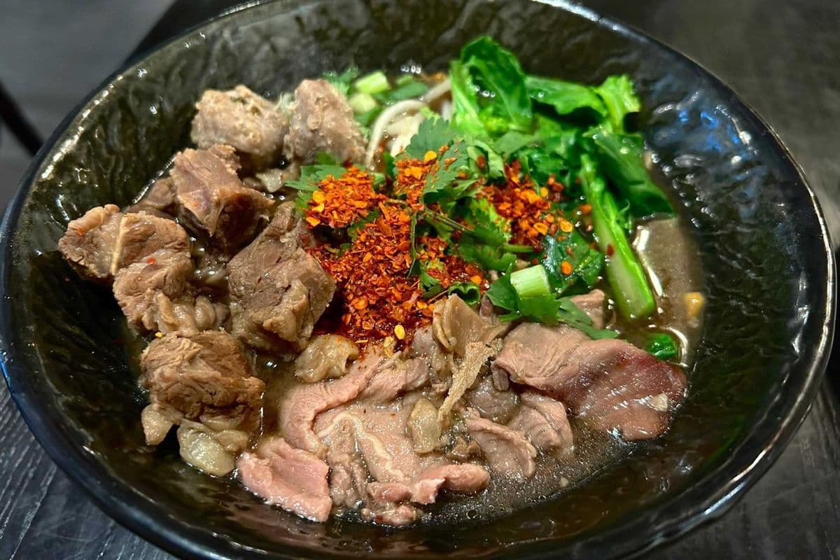 N2 - Beef Noodle Soup | ก๋วยเตี๋ยวเนื้อ สด เปื่อย ลูกชิ้น