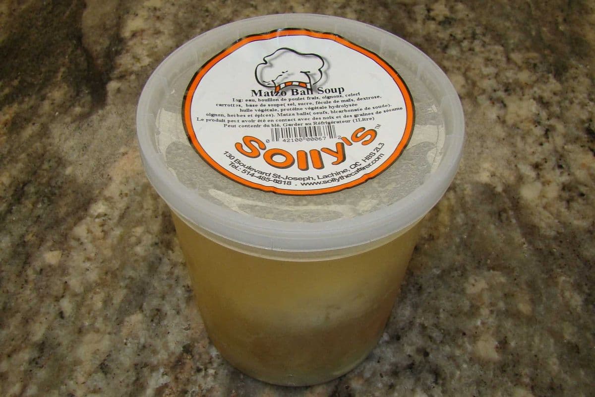 Soupe aux boules de matzo / Matzo Ball Soup (1 litre)