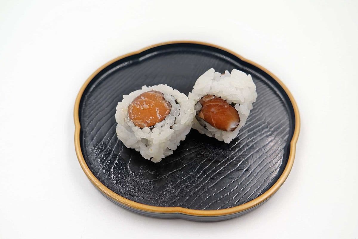 Salmon Roll (8pcs)