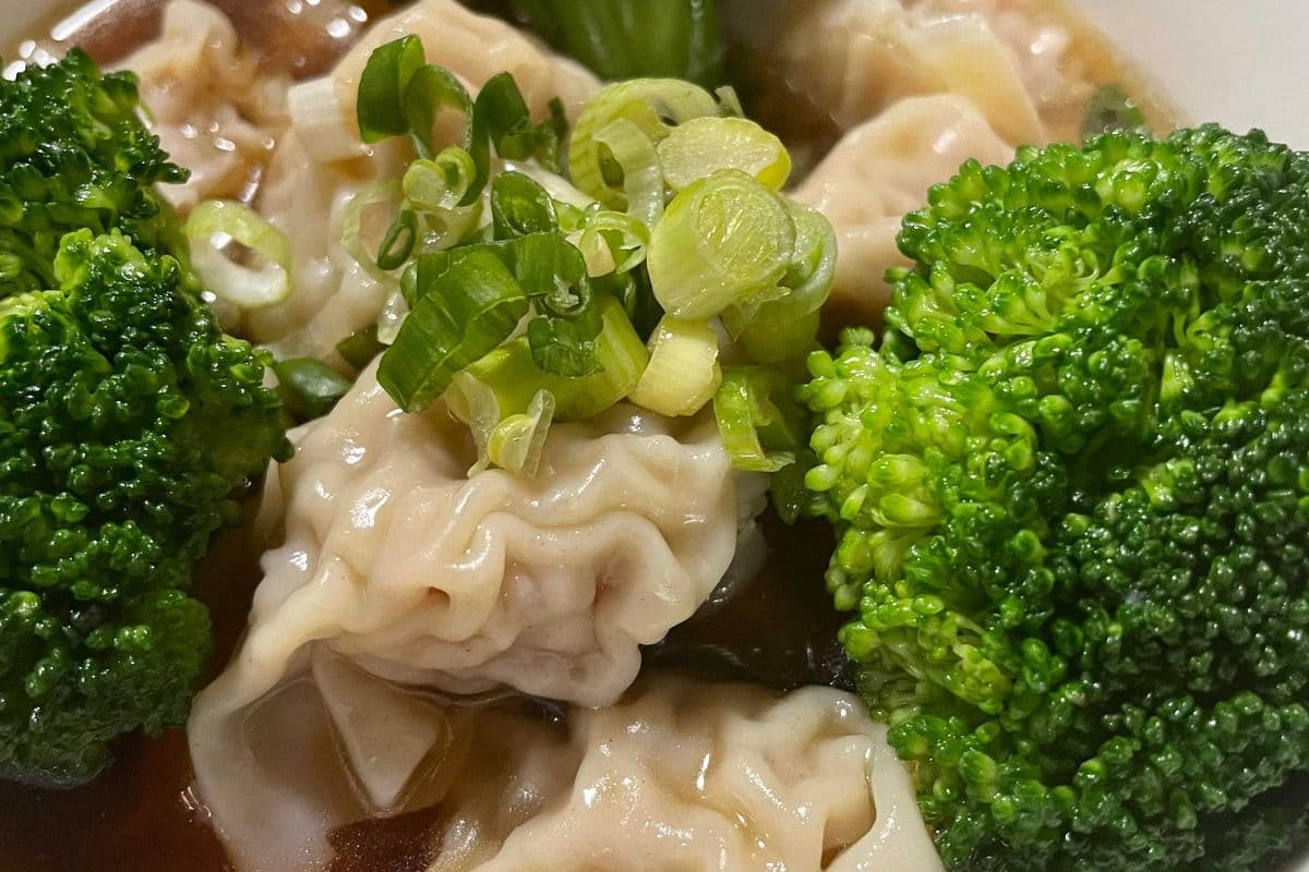 D17. Pork Wonton Soup (10 pcs)