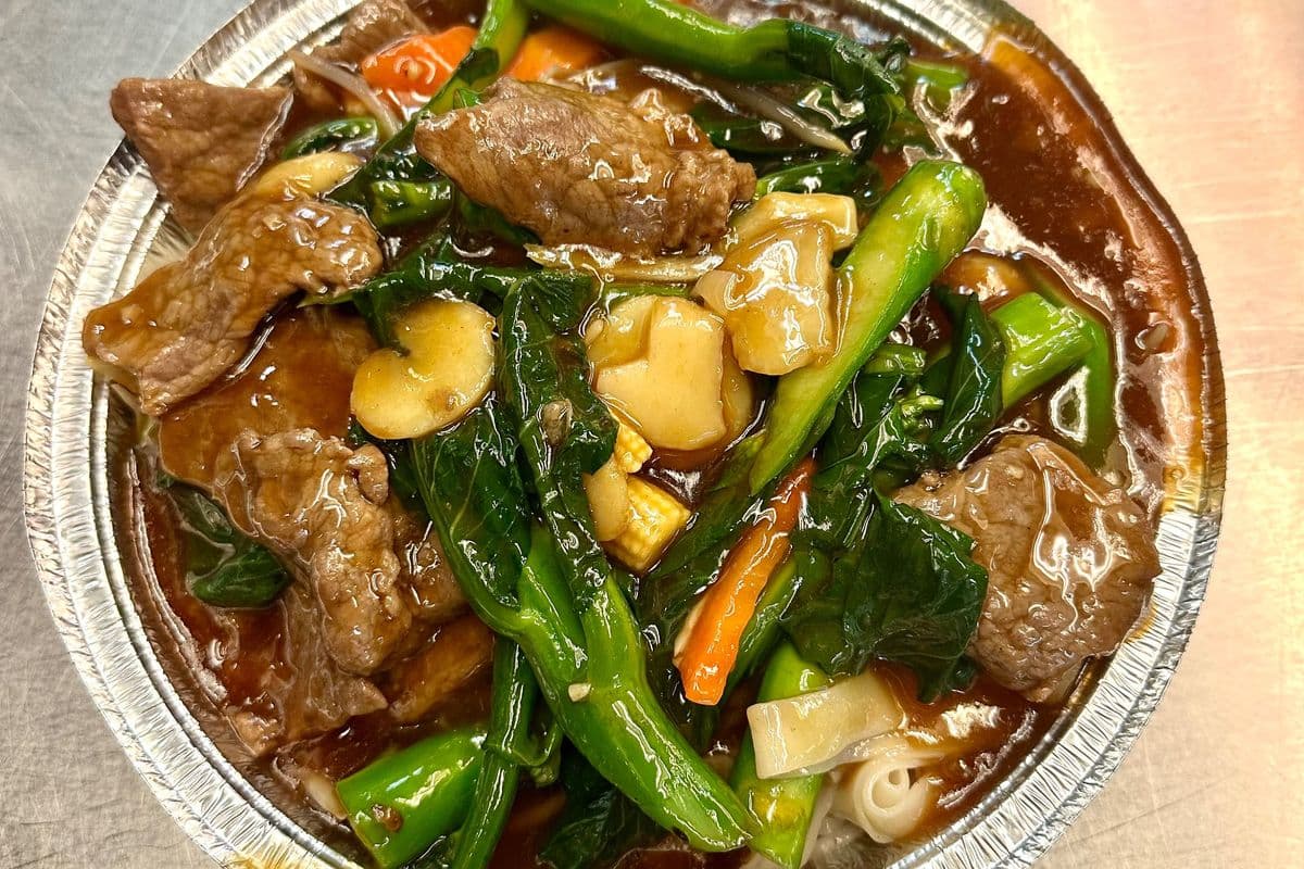 R16. Brocoli chinois avec boeuf et nouilles de riz avec sauce / Chinese brocoli with Beef Rice Noodle with Sauce