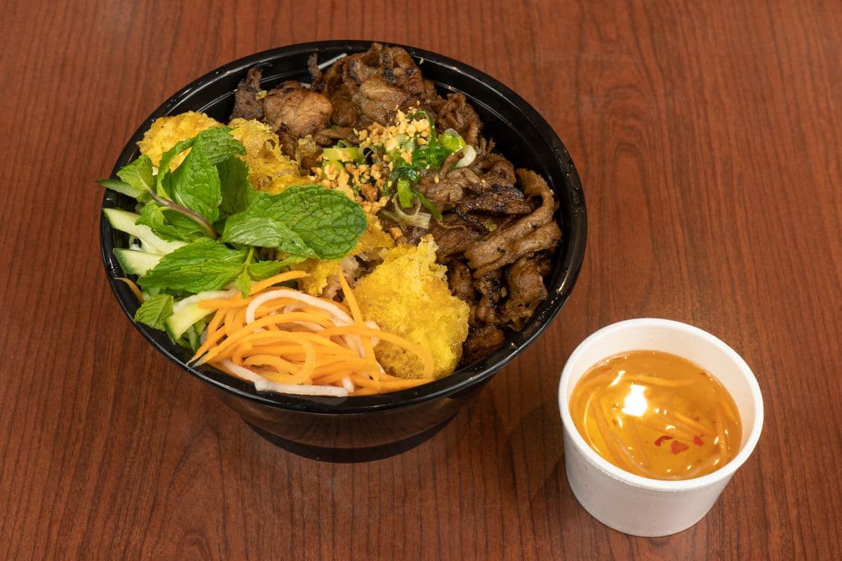 401. Deep-Fried Pork Spring Rolls on Vermicelli Noodles - (Bun Gio)