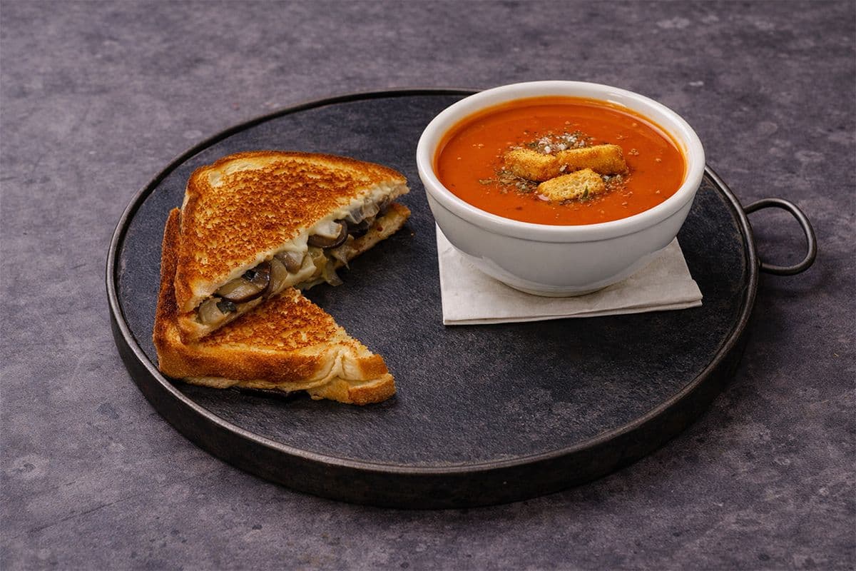 SANDWICH AU FROMAGE GRILLÉ AVEC CHAMPIGNONS ET OIGNONS / MUSHROOM & ONION GRILLED CHEESE