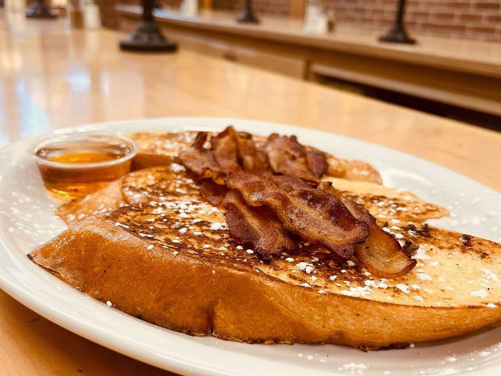 Pain doré (3 mcx) avec Bacon / French Toast (3 pcs) with Bacon.