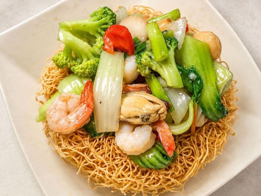 612. Stir Fry Seafood & Vegetable on Crispy Egg Noodles