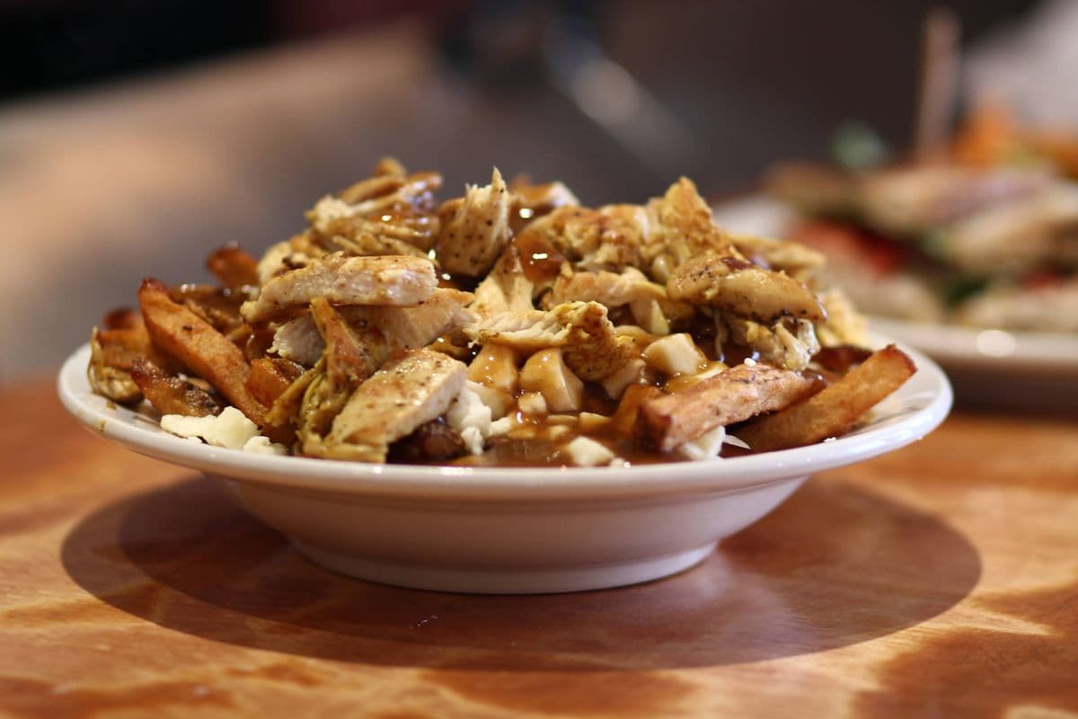 Poutine au poulet grillé mariné maison / Homemade Grilled Chicken Poutine