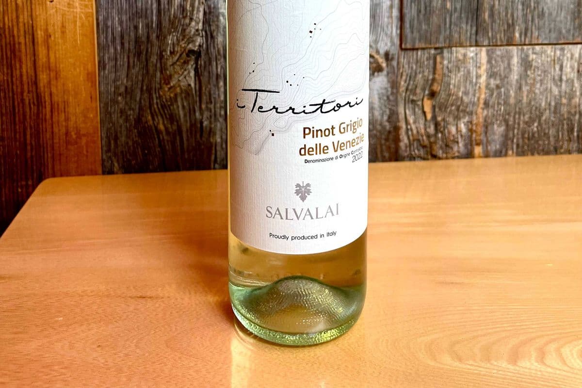 PINOT GRIGIO WHITE WINE BOTTLE