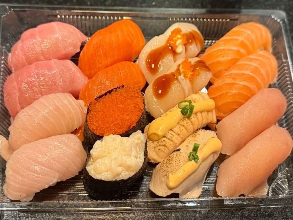 Chef's Choice Sushi (16 pcs)