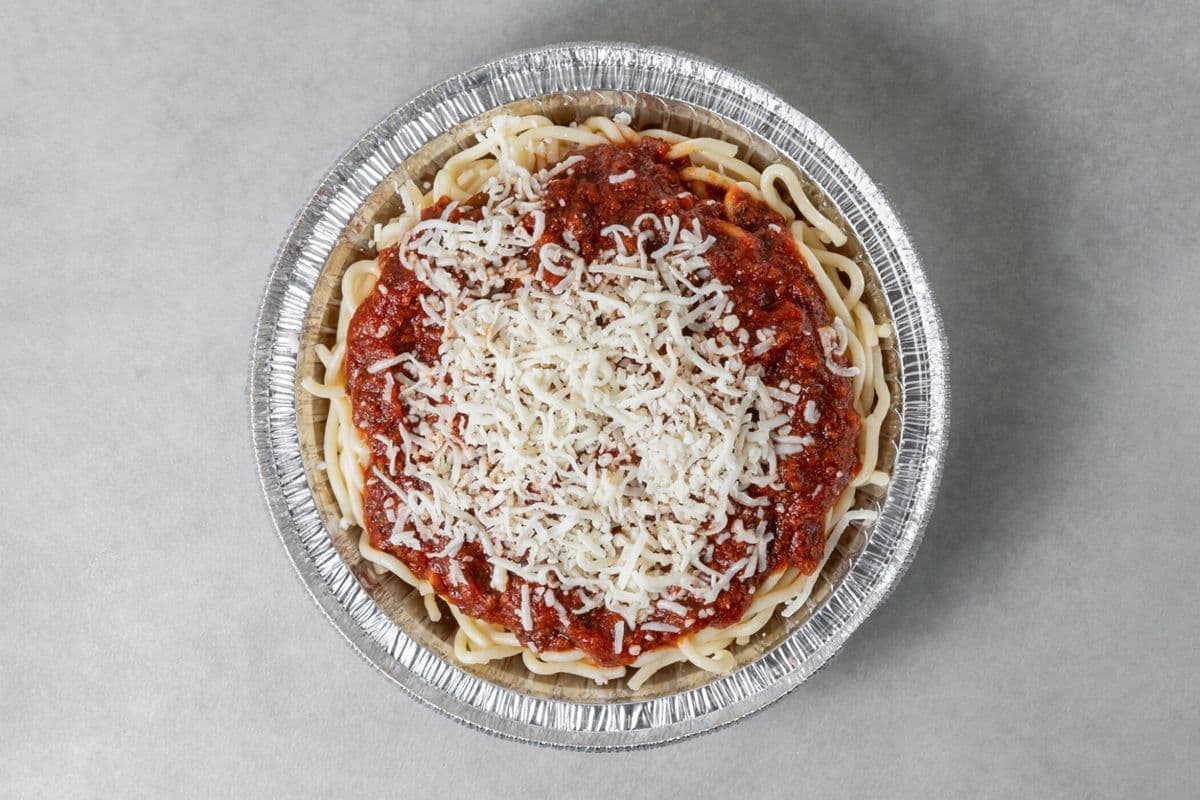 Spaghetti servis avec pain à l ail
