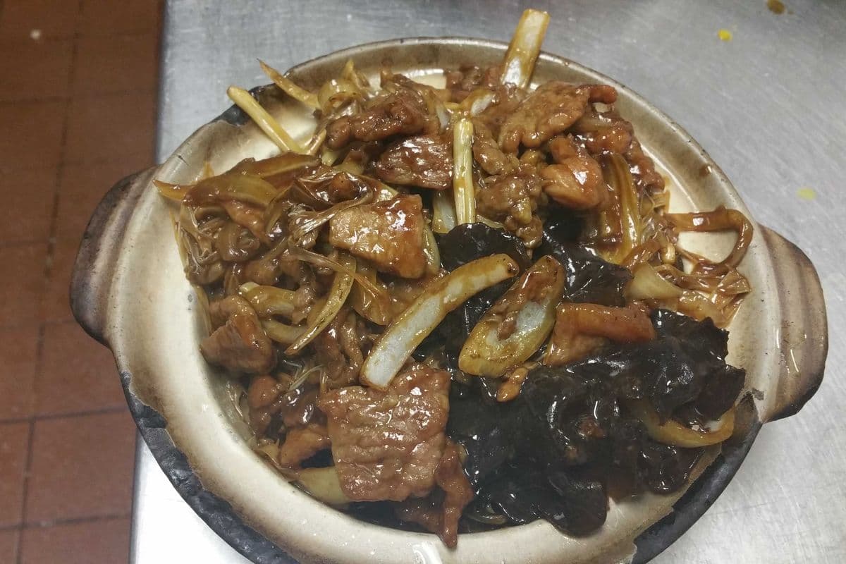 74. Sliced Beef with Dried Lily Flower and Black Fungus 金针云耳牛肉煲