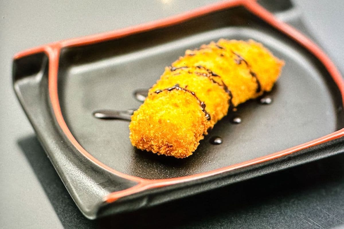 Deep Fried Banana with Chocolate Sauce (5 pcs)