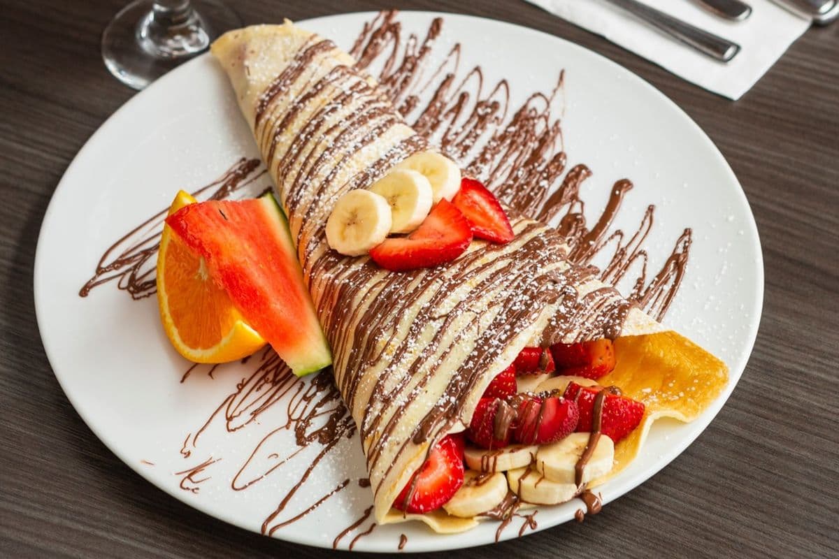 Crêpes aux fruits avec fraises, bananes et Nutella
