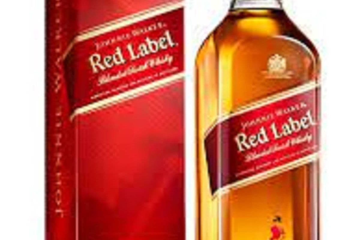 JOHNNIE WALKER RED LABEL SCOTCH WHISKEY (750 ML) (1 x 750 ml Bottle)