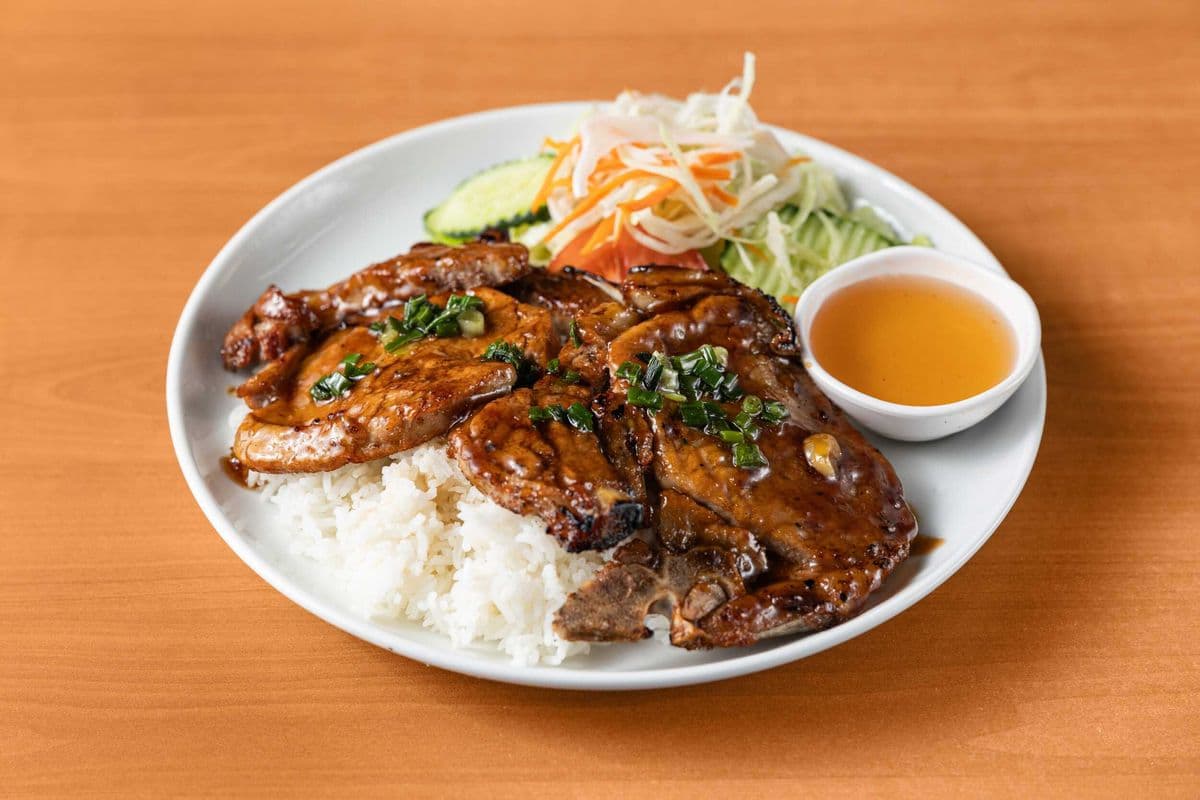 15. Côtelettes de porc grillés servi avec salade / Grilled Pork Chop Served with Salad