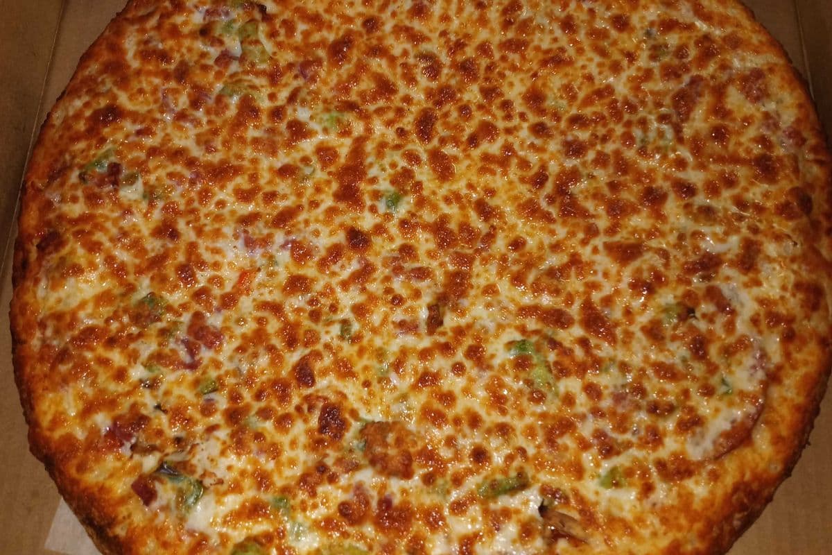 14" Deluxe Pizza