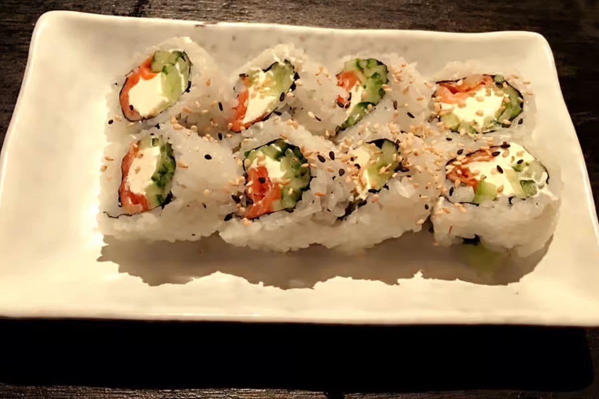 114. Smoked Salmon Cheese Roll (8 pcs)