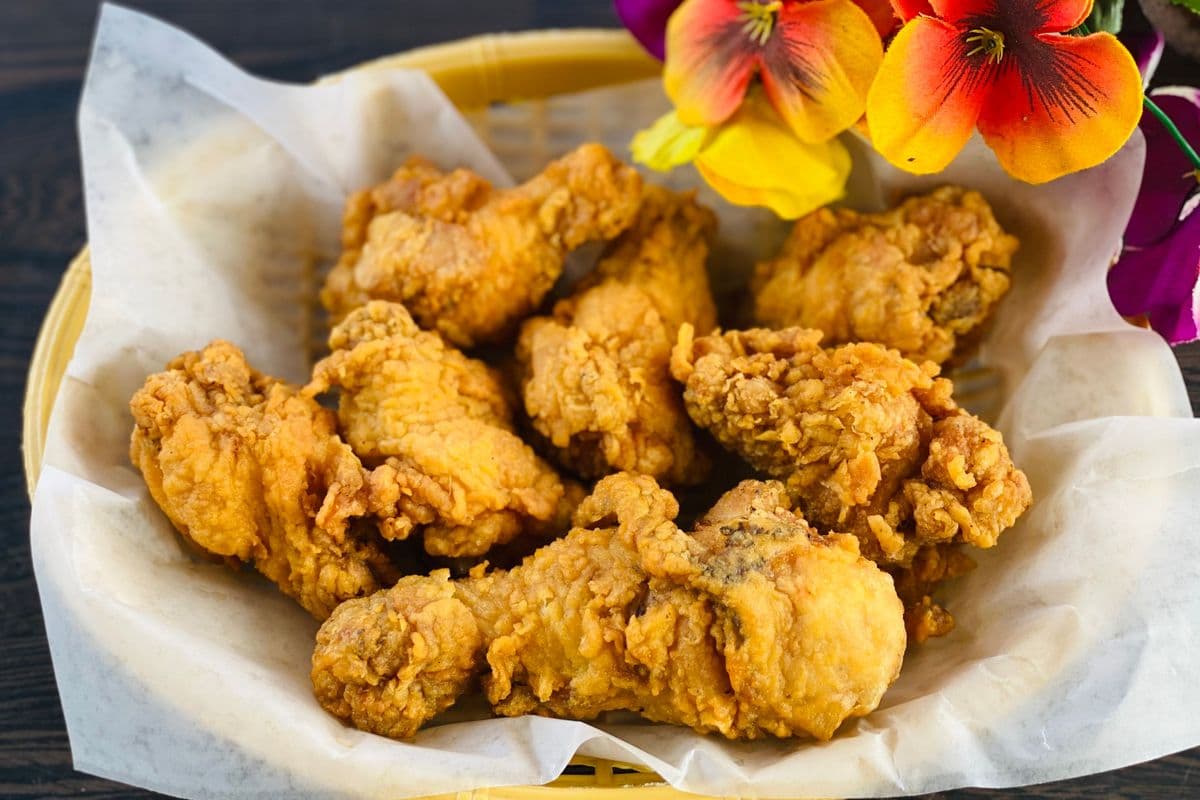 Korean Crispy Chicken WIngs with soft drink ( 치킨 윙 + pop)